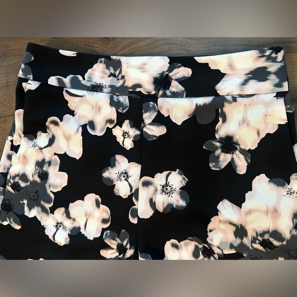 Express Floral Shorts Women’s Size 4 – Black White Blush Pink Print - Picture 4 of 9